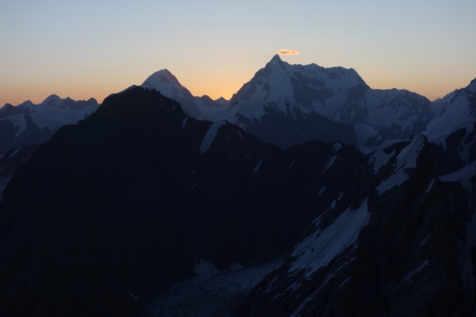 Седой Страж - гора, на которой побывали, как это было. (Альпинизм, пик белый, экспедиция, нилов, головченко, григорьев, лето, горы на которых никто не бывал, вернулись, дневник, два взгляда на одно и тоже альпмероприятие)