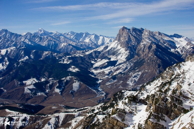 Ингушетия, Ний. Полет в вингсьюте. (baseguru, basejumping, wingsuit, бейсджампинг, кавказ, julbo, adidasoutdoor, terrex)