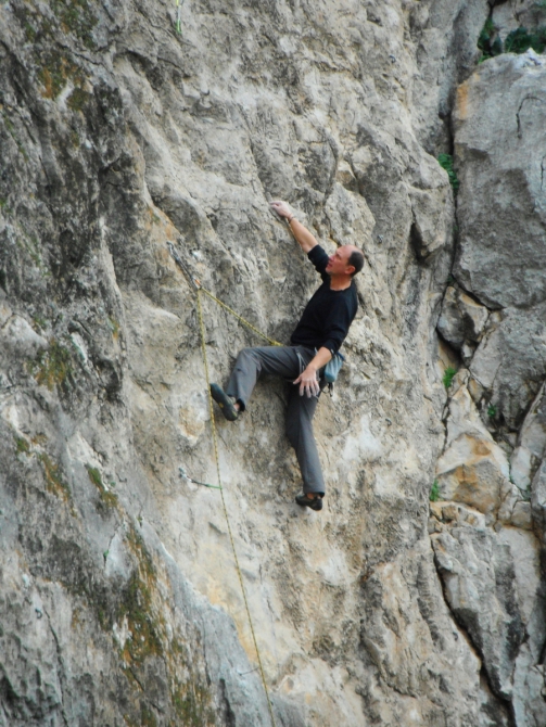 Тем, кому невмоготу без скал зимой, а запланированные "туда-сюда" поездки обламываются ... (Альпинизм, rock for everybody, македония, зима, скалолазание, альпинизм, спелеология, горные лыжи, outdoor)
