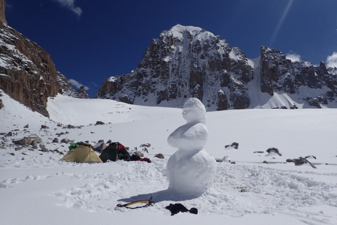Два взгляда на одно первовосхождение. Центральный Тянь-Шань. Пик Пограничник 5279. 4а к.с. через северный ледовый кулуар западного гребня. (Альпинизм, пик белый, экспедиция, нилов, головченко, григорьев, лето, горы на которых никто не бывал, вернулись, дневник)