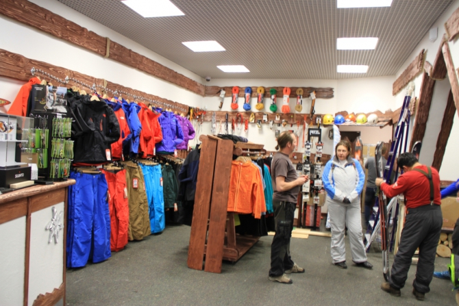 Новый магазин и прокат снаряжения в Азау (Горные лыжи/Сноуборд, альпиндустрия)