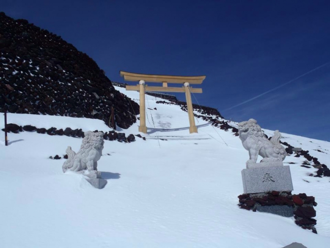 Старая японская пословица гласит: "Каждый однажды должен подняться на Фудзи-сан, но лишь глупец делает это дважды" (Альпинизм)