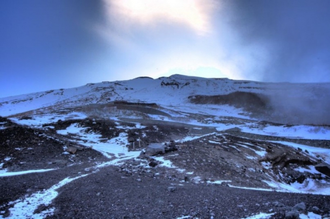 Старая японская пословица гласит: "Каждый однажды должен подняться на Фудзи-сан, но лишь глупец делает это дважды" (Альпинизм)