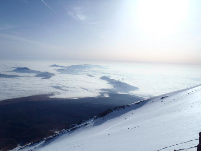 Старая японская пословица гласит: "Каждый однажды должен подняться на Фудзи-сан, но лишь глупец делает это дважды" (Альпинизм)