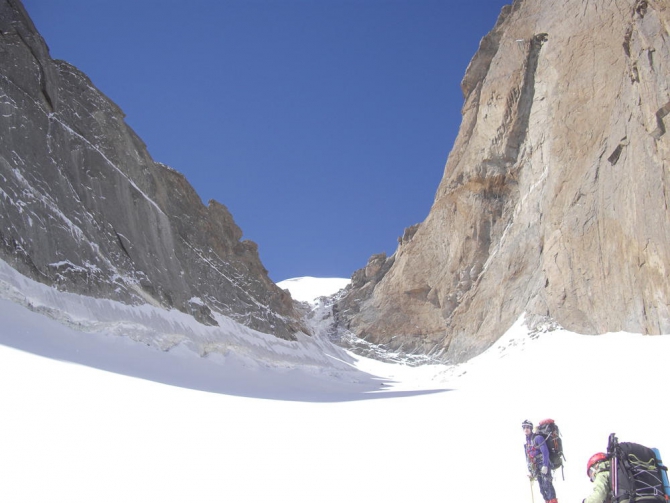 Туркестанский хребет между Каравшином и Ляйляком. Перевал Тро-Блок и нехоженые стены вокруг него. (Горный туризм, горный туризм, новосибирск, киргизия, баткен, матча, пик блока, турклуб нгу)