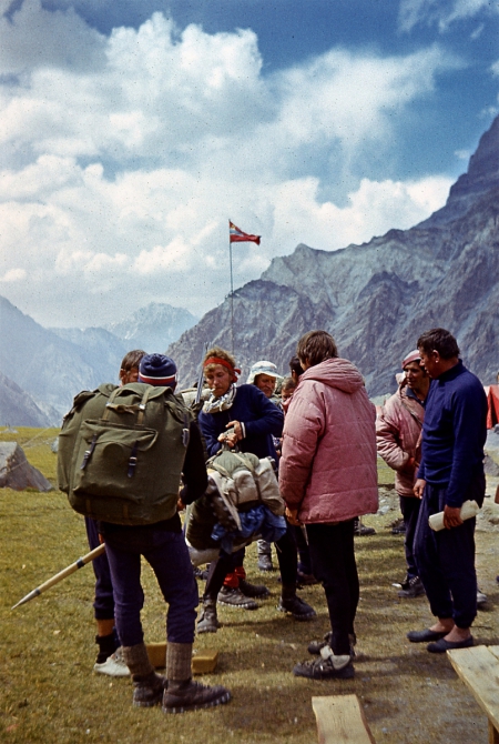 "Золотой" траверс пиков Коммунизма-Корженевской командой Узбекистана. 1975г. Часть 1-я. (Альпинизм, траверс п. Коммунизма-Корженевской 1975г., альпинисты Узбекистана, Эльчибеков В.А.)