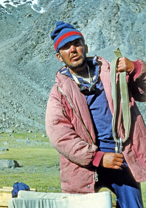 "Золотой" траверс пиков Коммунизма-Корженевской командой Узбекистана. 1975г. Часть 1-я. (Альпинизм, траверс п. Коммунизма-Корженевской 1975г., альпинисты Узбекистана, Эльчибеков В.А.)