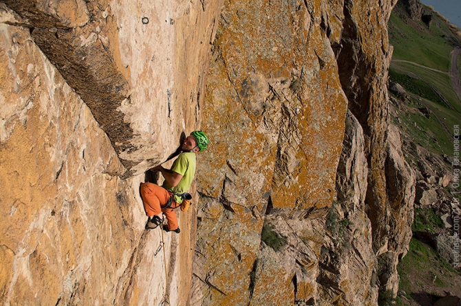Смена альплагеря Туюк-Су на скалах Тамгалы-Тас (Или, Скалолазание)