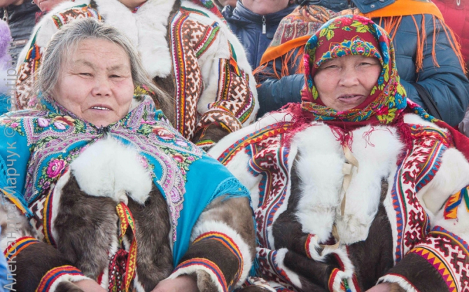 А вот еще фотографии с двух праздников на Ямале... (Путешествия, Аксарка, Лабытнанаги, день оленевода, день вороны, дети, лица, ворона, шаман)