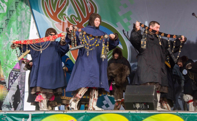 А вот еще фотографии с двух праздников на Ямале... (Путешествия, Аксарка, Лабытнанаги, день оленевода, день вороны, дети, лица, ворона, шаман)