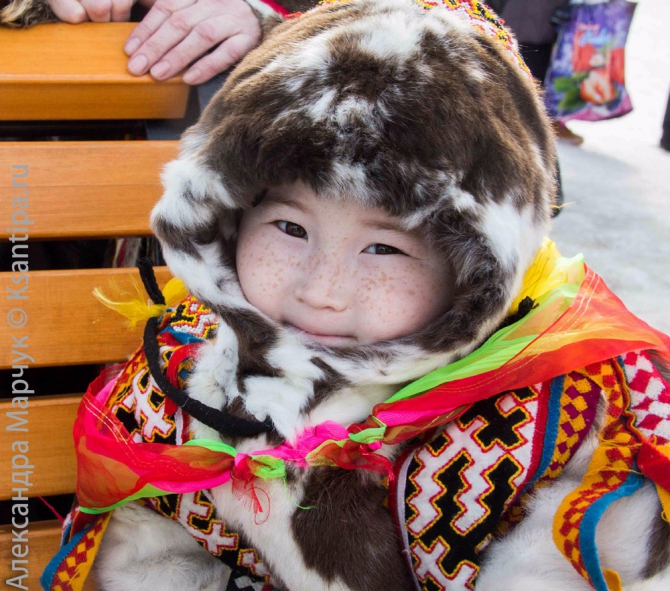 А вот еще фотографии с двух праздников на Ямале... (Путешествия, Аксарка, Лабытнанаги, день оленевода, день вороны, дети, лица, ворона, шаман)