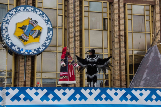 А вот еще фотографии с двух праздников на Ямале... (Путешествия, Аксарка, Лабытнанаги, день оленевода, день вороны, дети, лица, ворона, шаман)