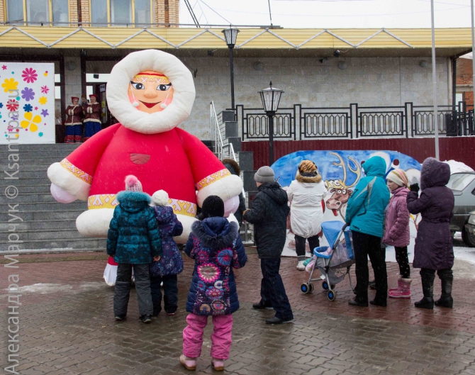 А вот еще фотографии с двух праздников на Ямале... (Путешествия, Аксарка, Лабытнанаги, день оленевода, день вороны, дети, лица, ворона, шаман)