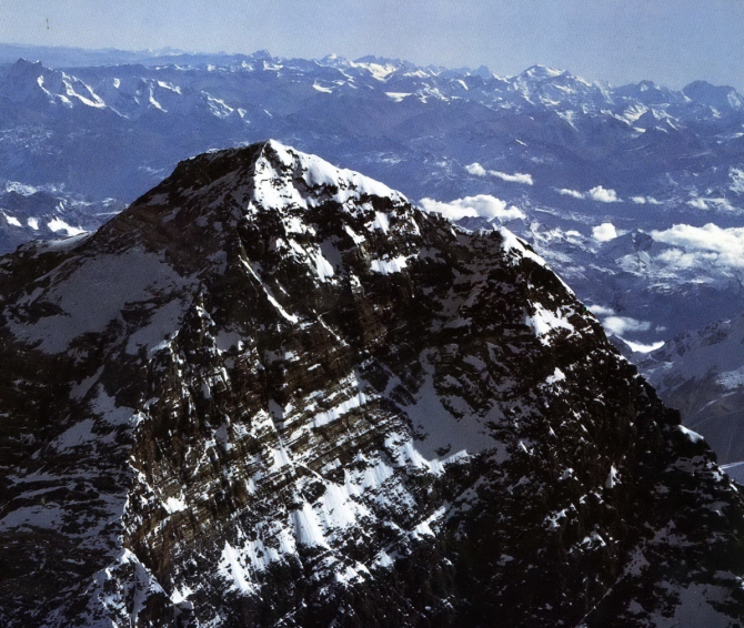 Неприступная Джомолунгма. Меррей Сейл. Серия "Листая пожелтевшие страницы" (Альпинизм, эверест, непал, гималаи, диренфурт, юго-западная стена эвереста)