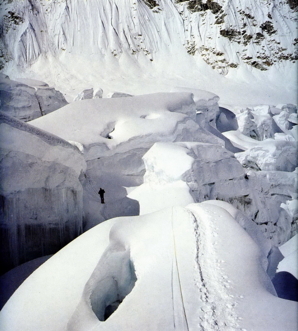 Неприступная Джомолунгма. Меррей Сейл. Серия "Листая пожелтевшие страницы" (Альпинизм, эверест, непал, гималаи, диренфурт, юго-западная стена эвереста)