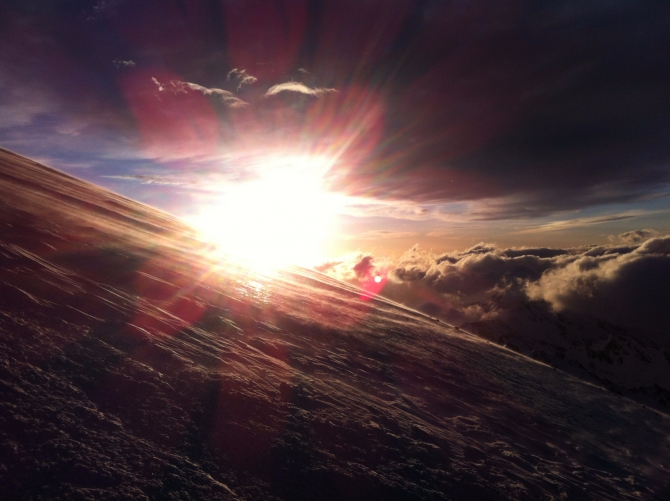 В такую погоду на Эльбрус ходить нельзя или "Вызывай вертолёт!" (Альпинизм, РТС трэвел, гид по приключениям, горный гид, гид, восхождение, Эльбрус 2016, май, кавказ, непогода в горах)