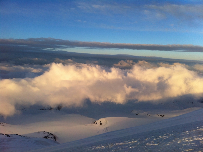 В такую погоду на Эльбрус ходить нельзя или "Вызывай вертолёт!" (Альпинизм, РТС трэвел, гид по приключениям, горный гид, гид, восхождение, Эльбрус 2016, май, кавказ, непогода в горах)