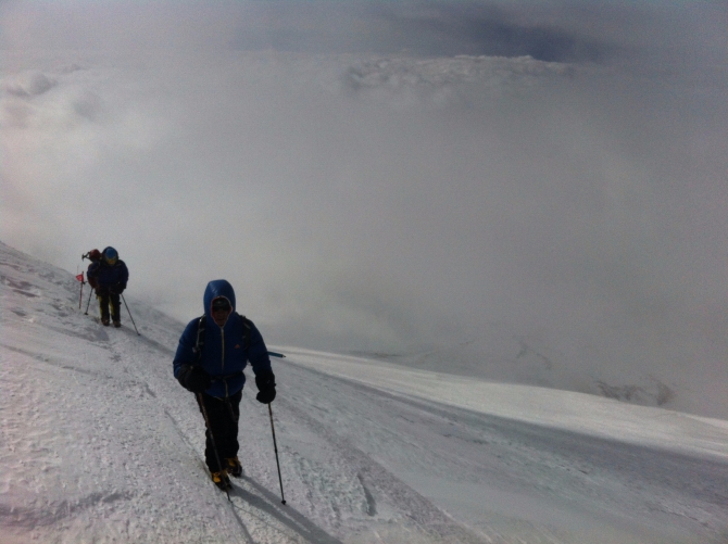 В такую погоду на Эльбрус ходить нельзя или "Вызывай вертолёт!" (Альпинизм, РТС трэвел, гид по приключениям, горный гид, гид, восхождение, Эльбрус 2016, май, кавказ, непогода в горах)
