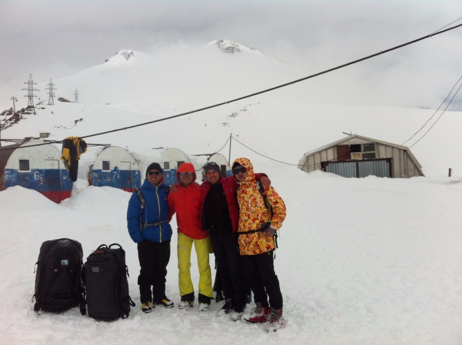 В такую погоду на Эльбрус ходить нельзя или "Вызывай вертолёт!" (Альпинизм, РТС трэвел, гид по приключениям, горный гид, гид, восхождение, Эльбрус 2016, май, кавказ, непогода в горах)