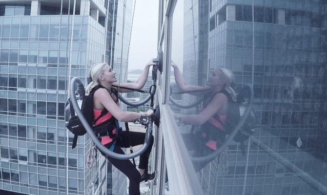 Скалолазка использовала мощь LG Cordzero™, чтобы взобраться на офисное здание (скалолазание)