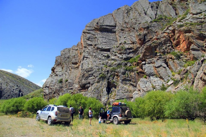 Экспедиция в долину Ушбас: по следам первобытных предков (Путешествия, казахстан, ЮКО, петроглифы, пещера, краеведение, внедорожники, джипкз)
