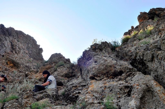 Экспедиция в долину Ушбас: по следам первобытных предков (Путешествия, казахстан, ЮКО, петроглифы, пещера, краеведение, внедорожники, джипкз)