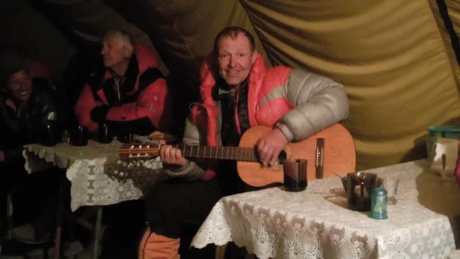 О пользе пения под гитару для акклиматизации в горах (Альпинизм, пик ленина)