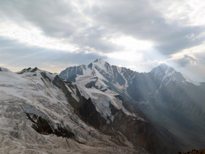 Нам бы карт и прорвались бы. (Горный туризм, Казбек с севера.)