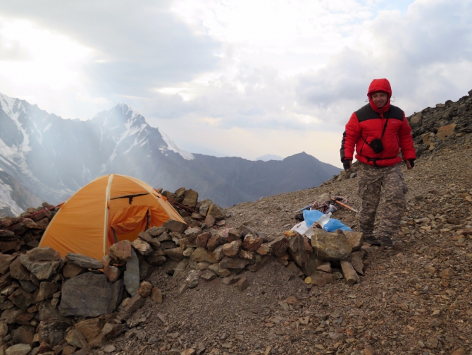 Нам бы карт и прорвались бы. (Горный туризм, Казбек с севера.)