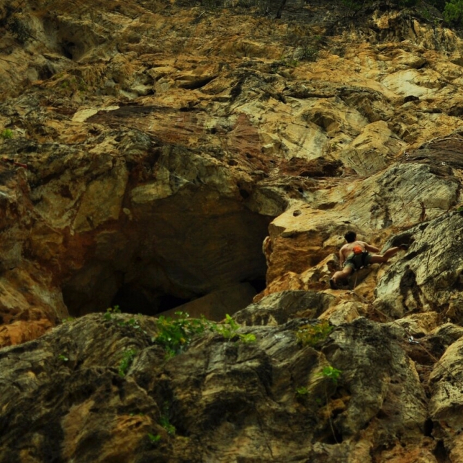 Немного о скалолазании в Малайзии. Batu Caves. (Скалолазание, Малайзия Скалолазание в Малайзии Batu Caves Пещеры Бату)