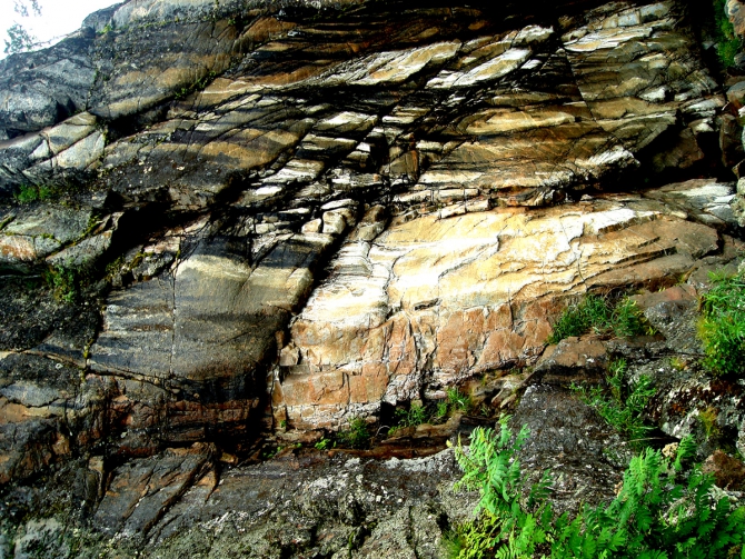 Скалы бывают еще и такими яркими ;) ... (водный туризм, пейзажи, природа, закаты, карелия, мчс, спас, фотопортрет)