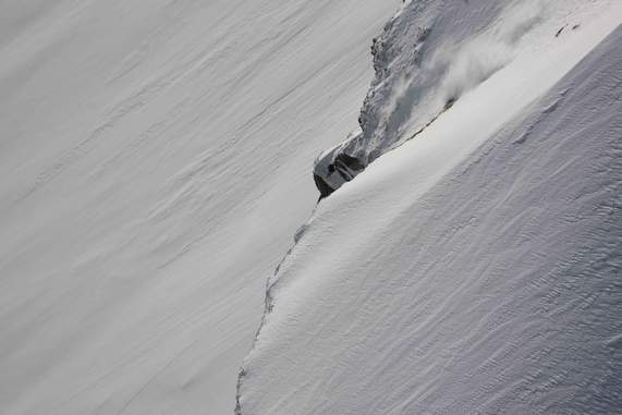 Прыжок на лыжах со скалы высотой 107 метров... (Бэккантри/Фрирайд, fred roar syvertsen)