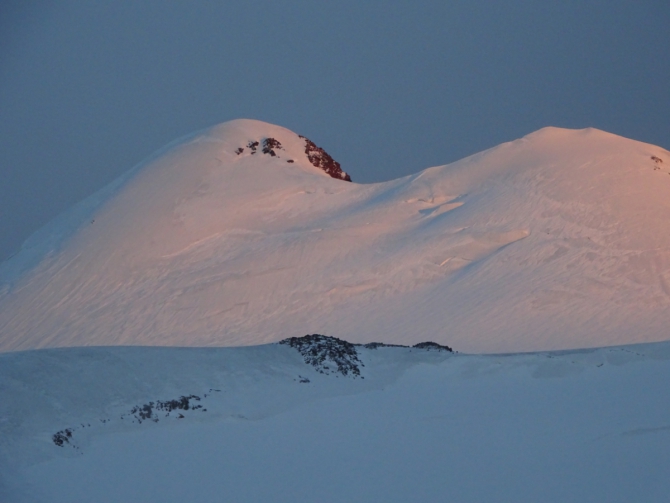 Кармадон. Казбек с севера в сентябре. (Горный туризм)
