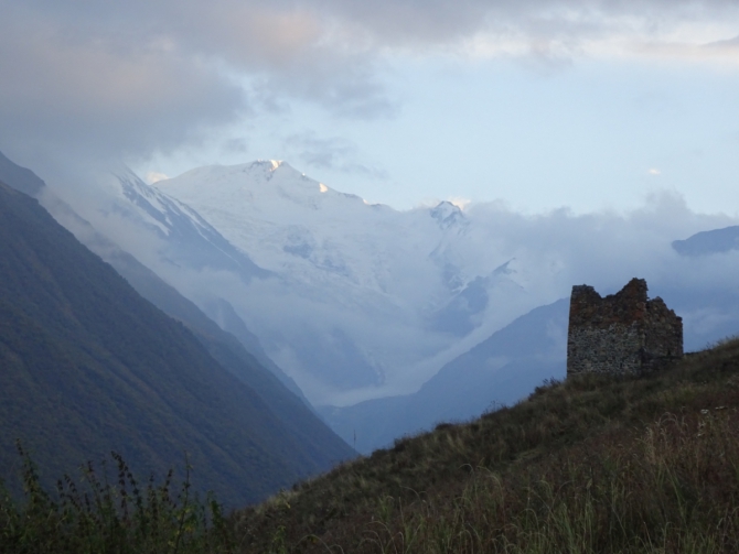Кармадон. Казбек с севера в сентябре. (Горный туризм)