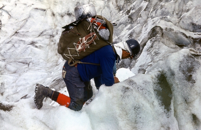 Игорь Шурыгин в  ледопаде на леднике Бырс