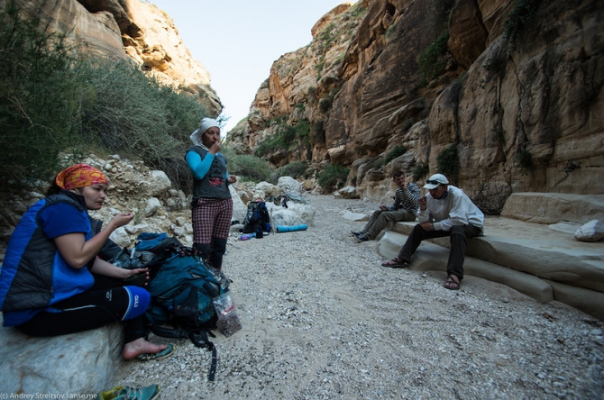 Треккинг и каньонинг в Иордании. Часть 3. Wadi Assal. Медовое ущелье (Горный туризм)
