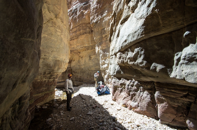 Треккинг и каньонинг в Иордании. Часть 3. Wadi Assal. Медовое ущелье (Горный туризм)
