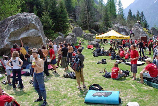 Болдеринговый фестиваль Melloblocco-2009 на майских праздниках (Скалолазание, val di mello, val masino, италия, меллоблокко)