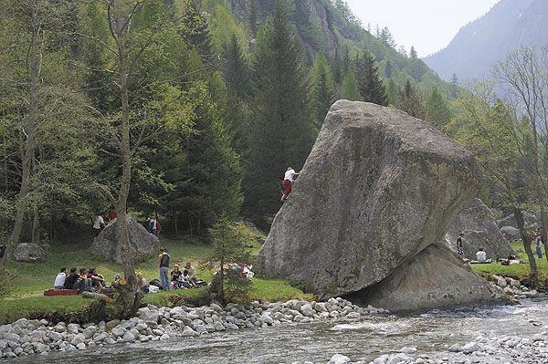 Болдеринговый фестиваль Melloblocco-2009 на майских праздниках (Скалолазание, val di mello, val masino, италия, меллоблокко)
