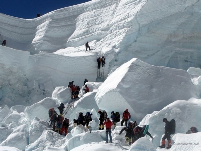 Эверест грозит пальцем. Обвал серака на ледопаде ледника Кхумбу. (Альпинизм, 2017 г.)