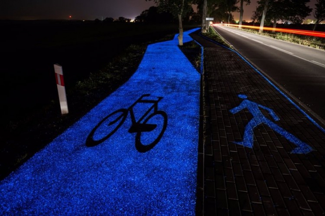 Интересная дорожка для велосипедистов, которая светится (велодорожка)