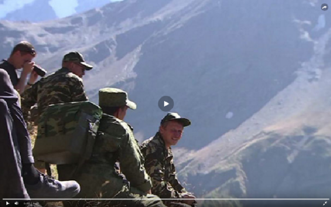 А военные - ходят на акклиматизацию перед въездом на Эльбрус, вот. Правильные ребята! (Альпинизм)