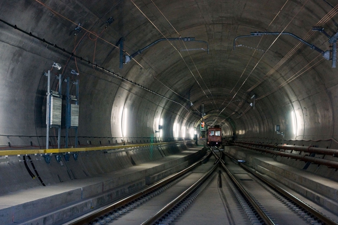 Самый длинный тоннель для поездов, каков он внутри (Горный туризм)