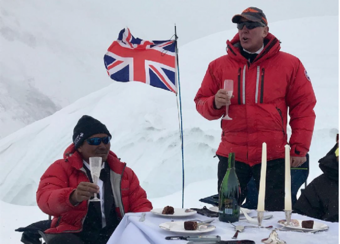 На Эвересте установили кулинарный рекорд ()