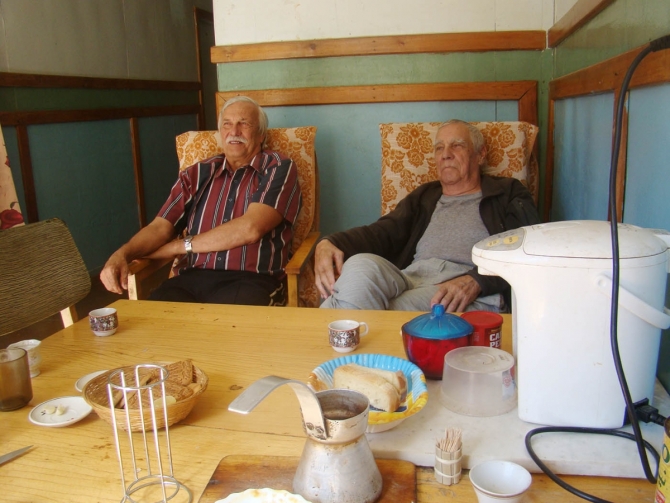 Юрий Иванович и Юрий Сергеевич в нашей гостинной Безенги. 60 лет новаторства и традиций (Альпинизм, юбилей безенги, горы, альпинизм, кавказ)