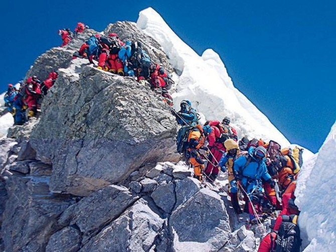 На Эвересте погибло 11 человек. (Альпинизм)