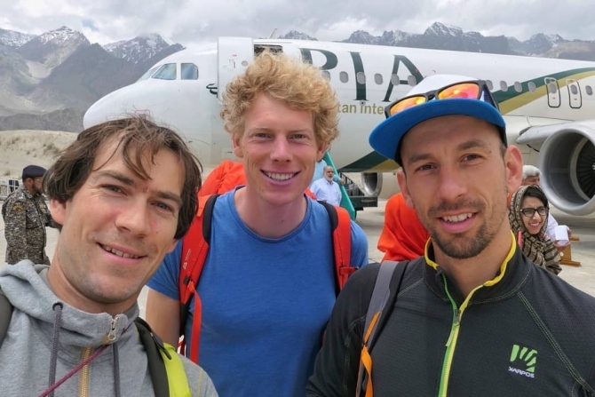 Томас Хубер, Симон Гетл и Янник Буассено возвращаются к северной стене Латок I (7145 м). (Альпинизм, северная стена, гуков, Чезен)