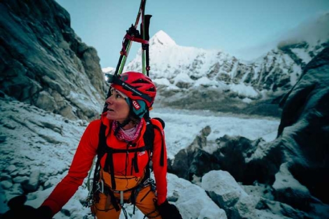 Первый в истории альпинизма горнолыжный спуск с Лхоцзе (8516м). (Хилари Нельсон, Hilaree Nelson, Джим Моррисон, James White Morrison)