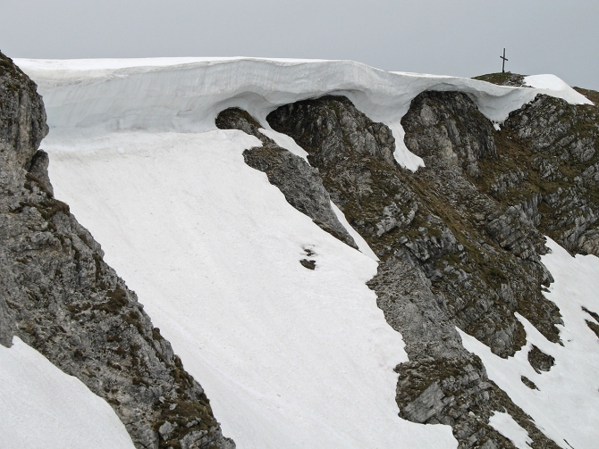 Снежное кружево карнизов - опасная красота (Альпинизм, снег. снежные карнизы, dav club russland, безопасность, альпы)