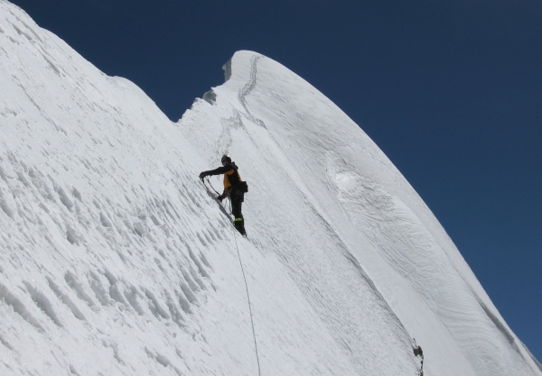 Снежное кружево карнизов - опасная красота (Альпинизм, снег. снежные карнизы, dav club russland, безопасность, альпы)